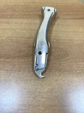 Нож строительный DOLPHIN под сменные лезвия для резки эластичных покрытий