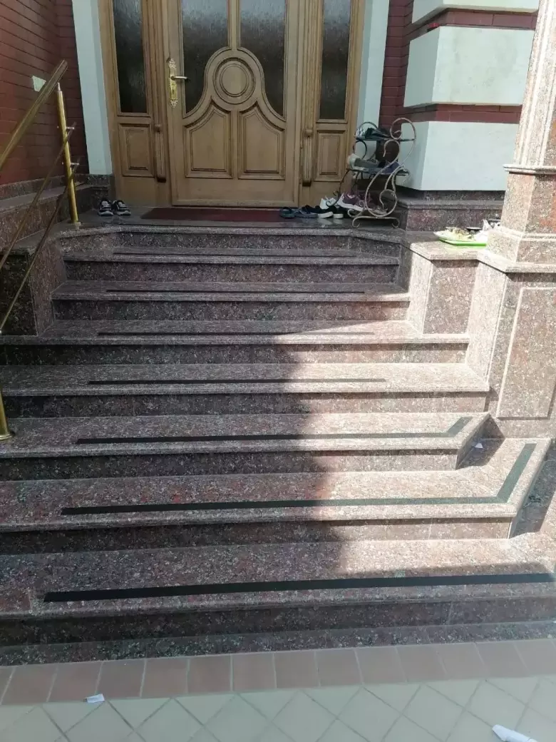 Противоскользящие абразивные ленты на ступени из мрамора, гранит, кафель (Германия)