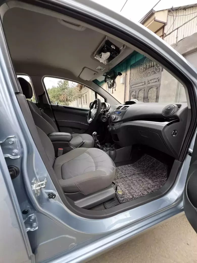 Продается Спарк в хорошем состоянии не битый не крашеный