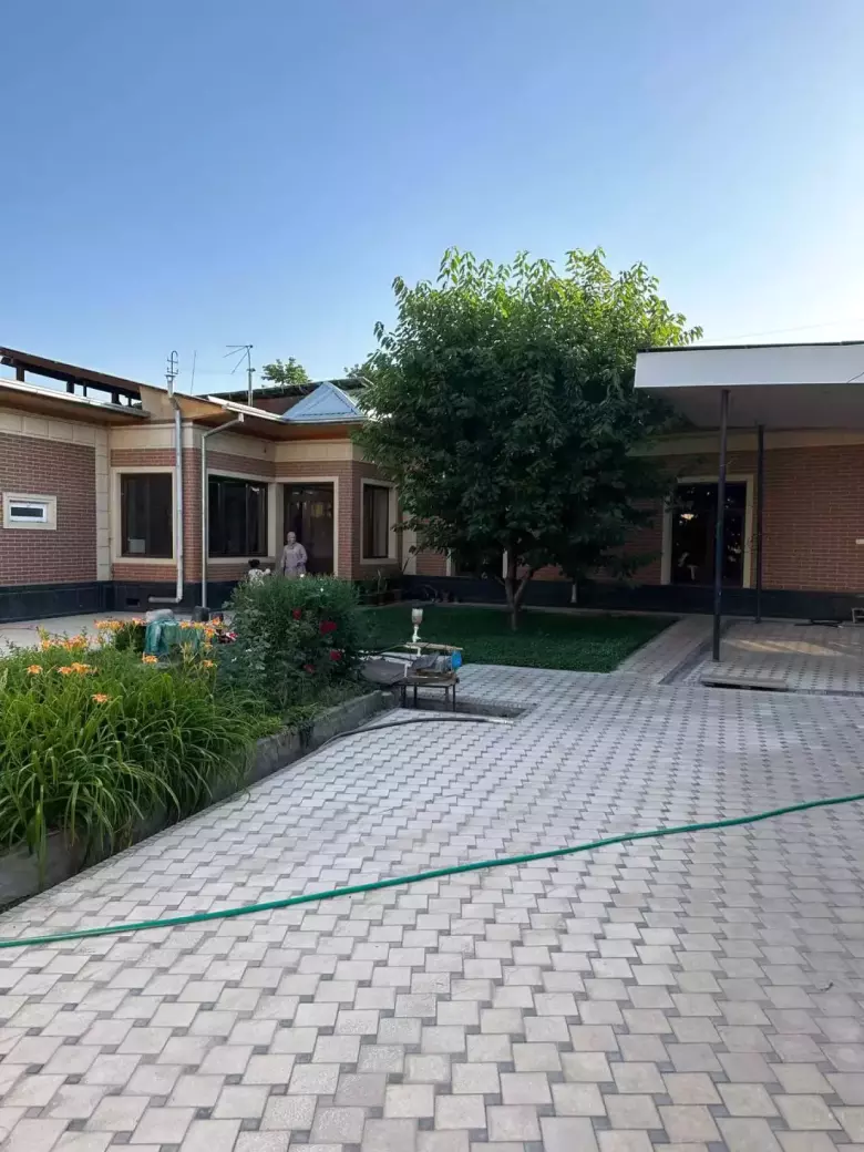 Uyimiza sotiladi 8.5 sotx narxi kelishib ustida baraka qilinadi