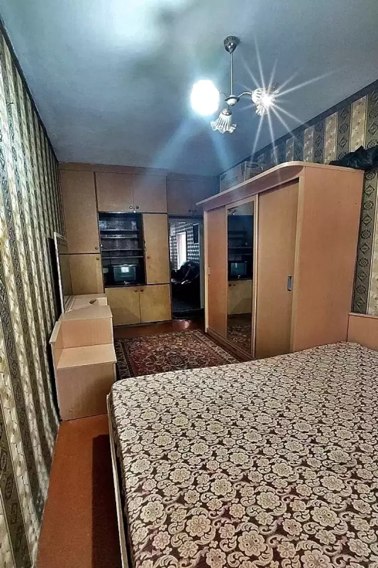 Массив: Ялангач. (Эко- Базар). 2х- комнатная