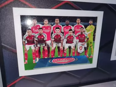 Новая 2024/25 Форма Арсенала в рамке (ARSENAL KIT in frame)в наличии 1 шт