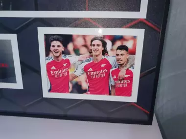 Новая 2024/25 Форма Арсенала в рамке (ARSENAL KIT in frame)в наличии 1 шт
