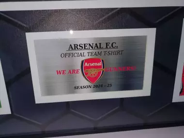 Новая 2024/25 Форма Арсенала в рамке (ARSENAL KIT in frame)в наличии 1 шт