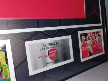Новая 2024/25 Форма Арсенала в рамке (ARSENAL KIT in frame)в наличии 1 шт