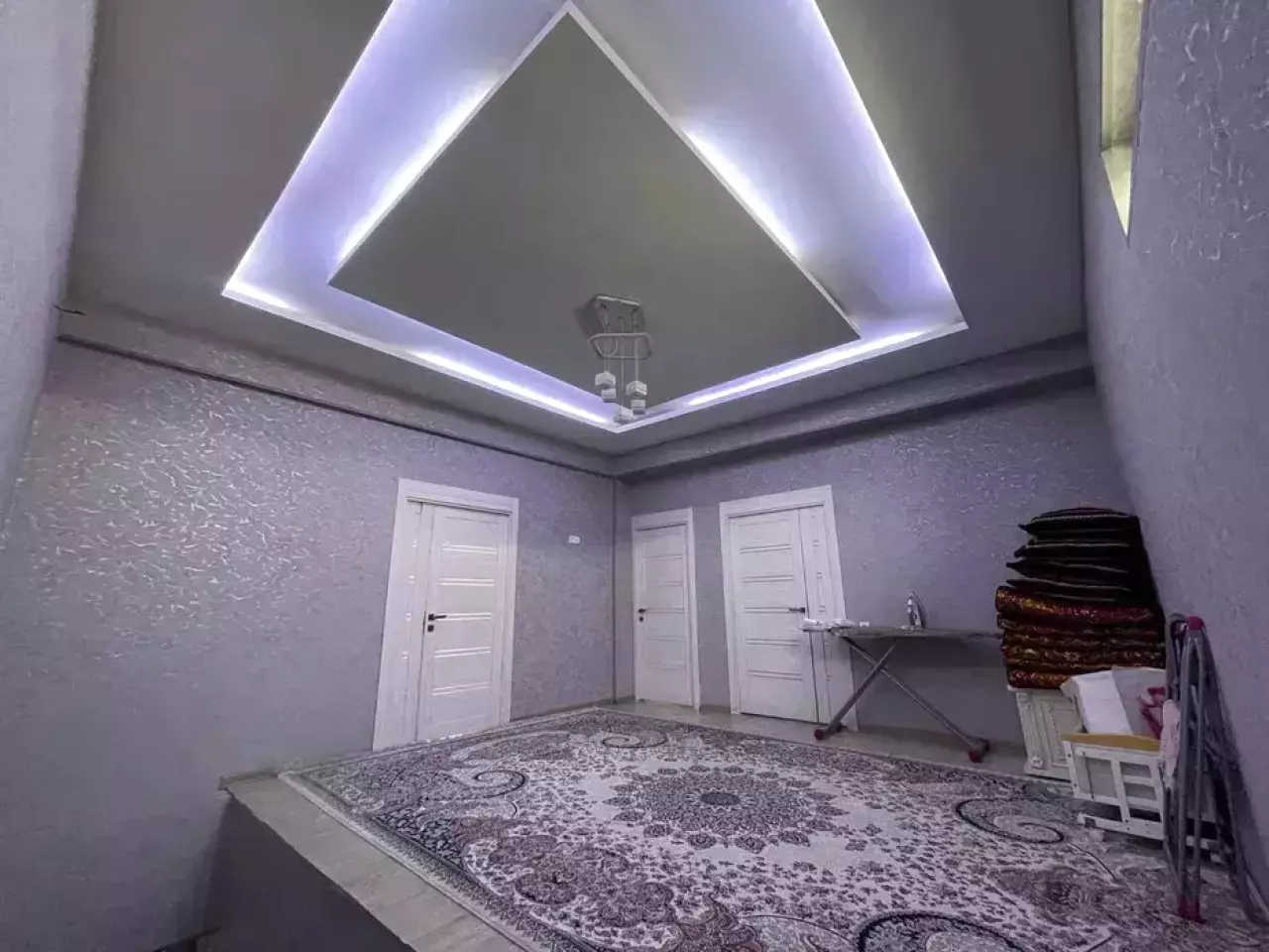 Pul topar zor narxda uy sotiladi. 3 qavat. 255000 y.e. Arendada deteiling servis bor