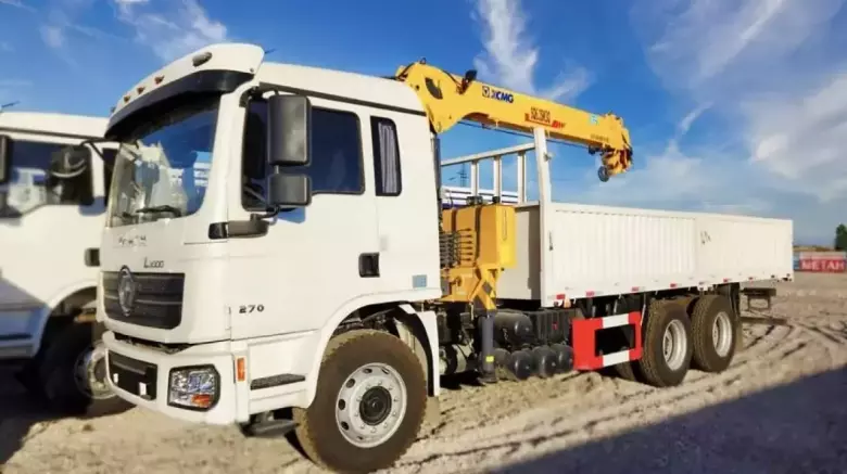 Бортовая платформа с кран-манипулятором Shacman L3000 6x4 12 т