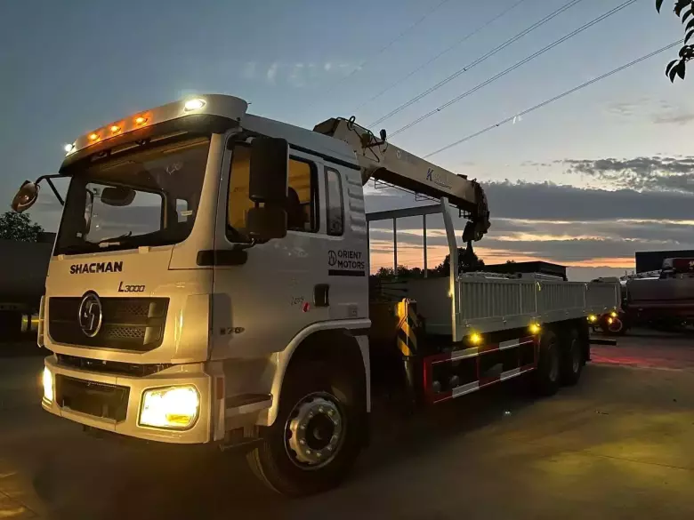 Бортовая платформа с кран-манипулятором Shacman L3000 6x4 12 т