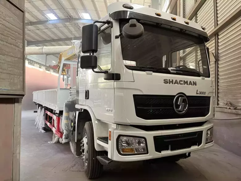 Бортовая платформа с кран-манипулятором Shacman L3000 6x4 12 т