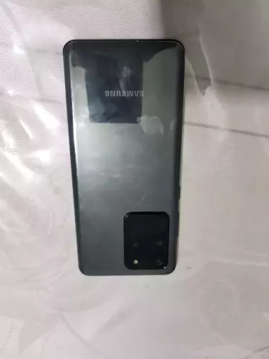 Samsung s20 ultra 5g sotiladi aybi oynasi singan burchagi bast tomoni