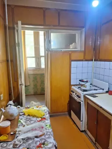 Продаю 1 ком. кв. 43 кв.м. 1 этаж кирпич,76 серия Чиланзар-25 квартал.