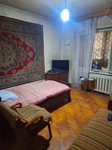 Продаю 1 ком. кв. 43 кв.м. 1 этаж кирпич,76 серия Чиланзар-25 квартал.