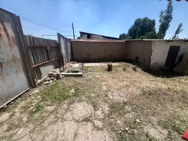 Uy sotiladi, yer 6,7 sotix, Rohat postidan 4 km. Savdo bor.