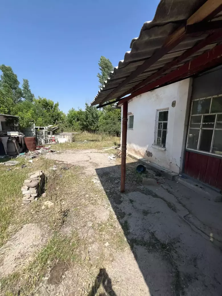 Uy sotiladi, yer 6,7 sotix, Rohat postidan 4 km. Savdo bor.