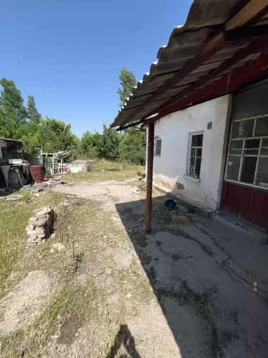 Uy sotiladi, yer 6,7 sotix, Rohat postidan 4 km. Savdo bor.