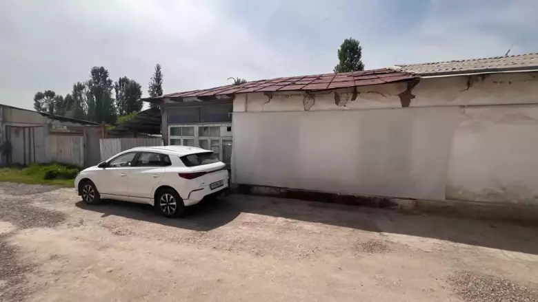 Uy sotiladi, yer 6,7 sotix, Rohat postidan 4 km. Savdo bor.
