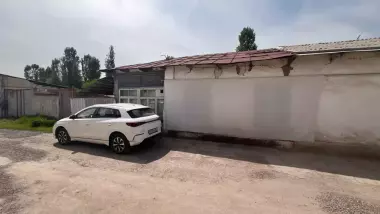 Uy sotiladi, yer 6,7 sotix, Rohat postidan 4 km. Savdo bor.