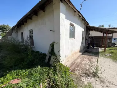 Uy sotiladi, yer 6,7 sotix, Rohat postidan 4 km. Savdo bor.