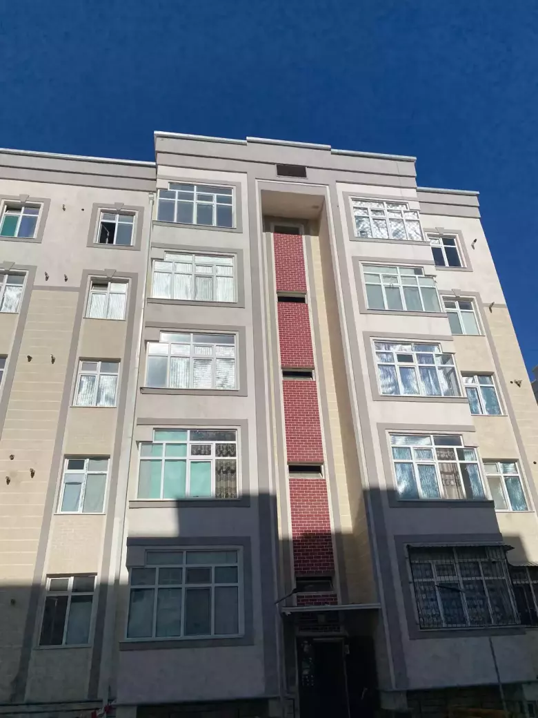 Kvartira 3xonali karobka xoldaa Srochna sotiladi
