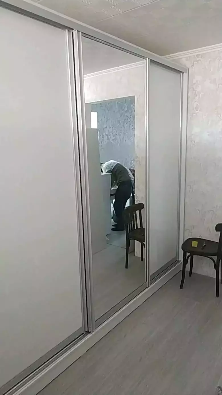 Спальный гарнитур б/у в идеальном состоянии из МДФ и Акрила цвет:жемчуг