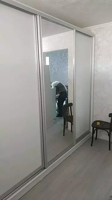 Спальный гарнитур б/у в идеальном состоянии из МДФ и Акрила цвет:жемчуг