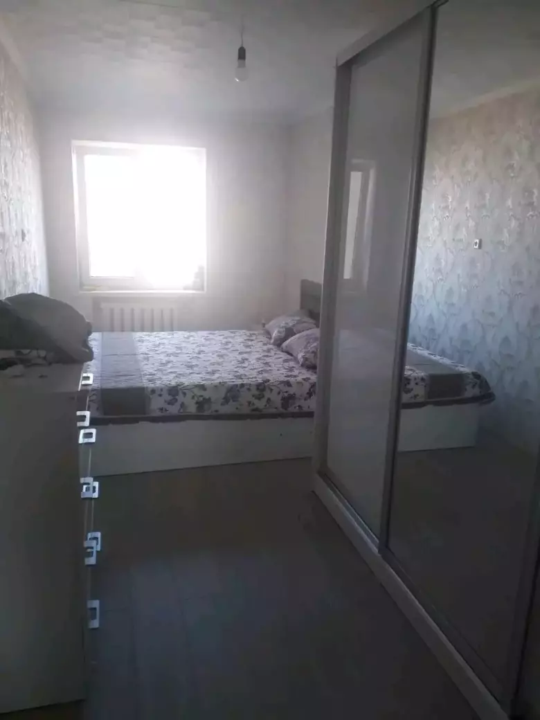 Спальный гарнитур б/у в идеальном состоянии из МДФ и Акрила цвет:жемчуг