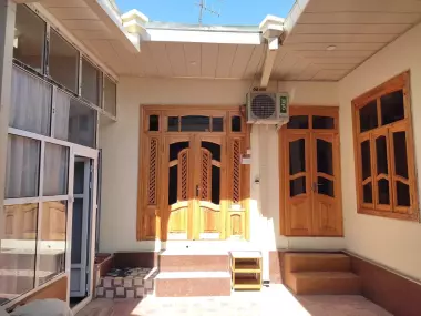 Uzoq muddatga Samarqand shahar, bulvarda joylashgan uy ijaraga beriladi.