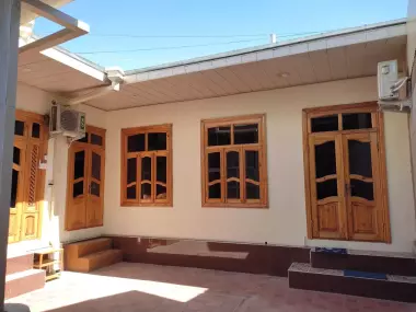 Uzoq muddatga Samarqand shahar, bulvarda joylashgan uy ijaraga beriladi.