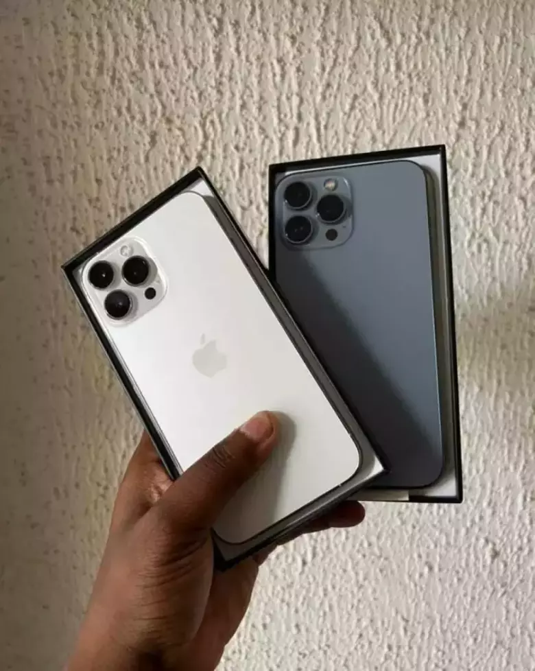 Apple iPhone 13 Pro Max, распакованный.