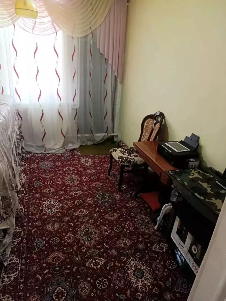 Uy sotiladi Mirobod t Oq uy mahalla Risoviy bozor yaqinida Fayzabod Oqbilol