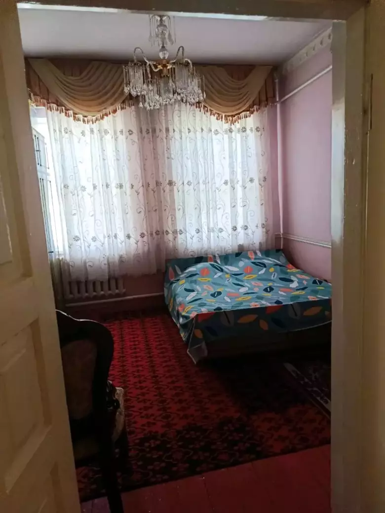 Uy sotiladi Mirobod t Oq uy mahalla Risoviy bozor yaqinida Fayzabod Oqbilol