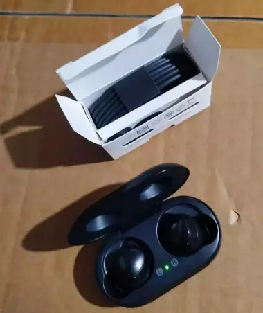 Samsung Galaxy Buds Plus (белые и чёрные)