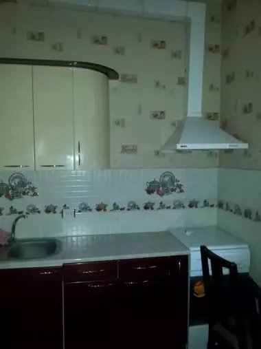 Продам квартиру 2/2/4 метро Айбек