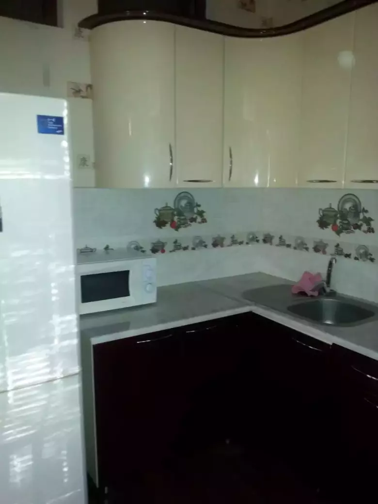 Продам квартиру 2/2/4 метро Айбек