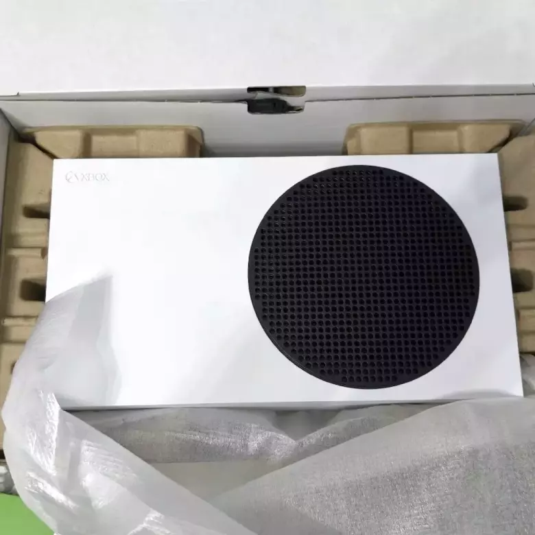 Продам Xbox Series S (512 Gb) белого цвета в прекрасном состоянии