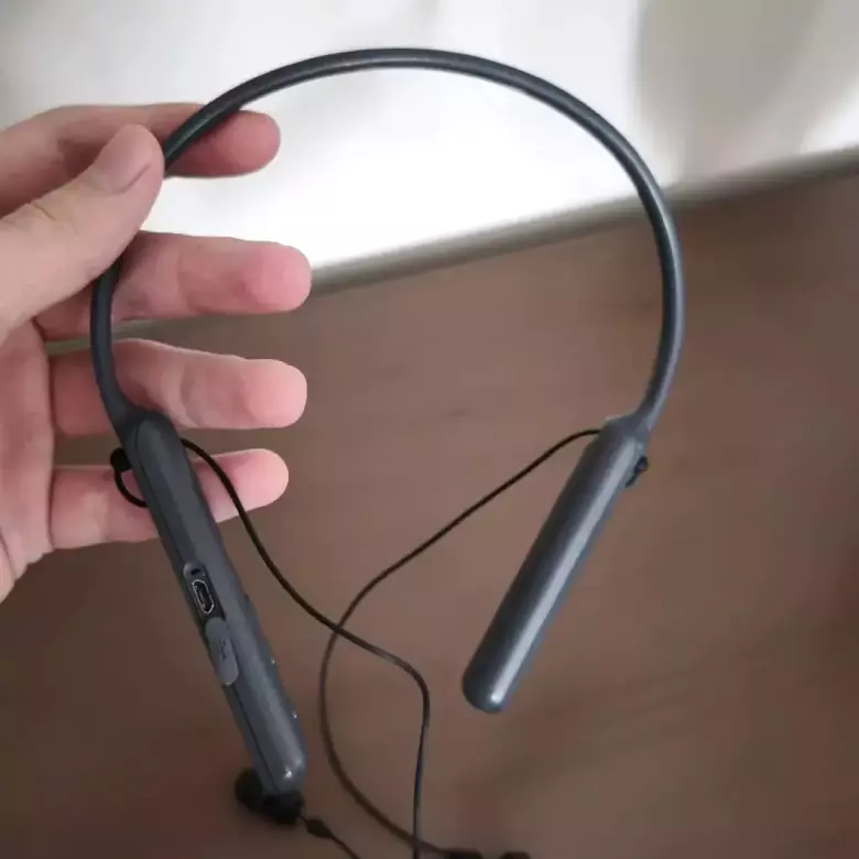 Наушники Sony WI-C400 в прекрасном состоянии