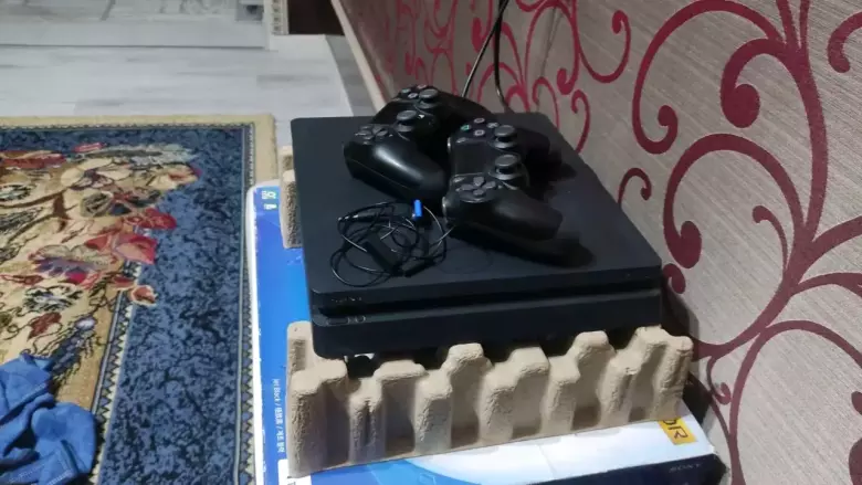 ps4 slim 1 tb с коробкой и документами и со всей комплектацией