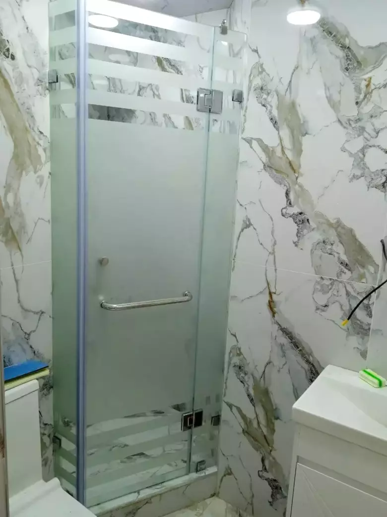 Душевые перегородки и кабинки из закаленного стекла
