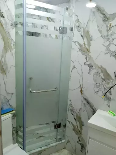 Душевые перегородки и кабинки из закаленного стекла