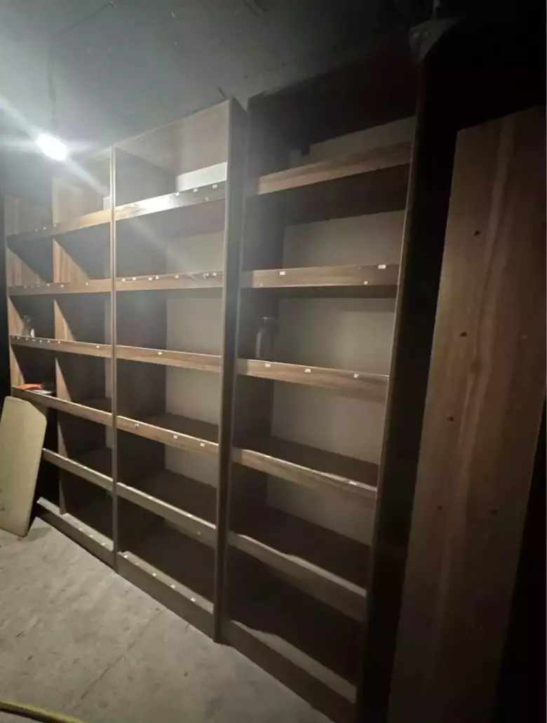 Продаются срочно стеллажи , полки в магазин за все 300$