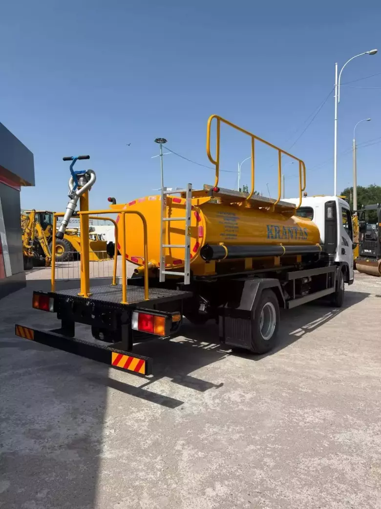 Поливомоечная машина 4 м3 HYUNDAI EX8