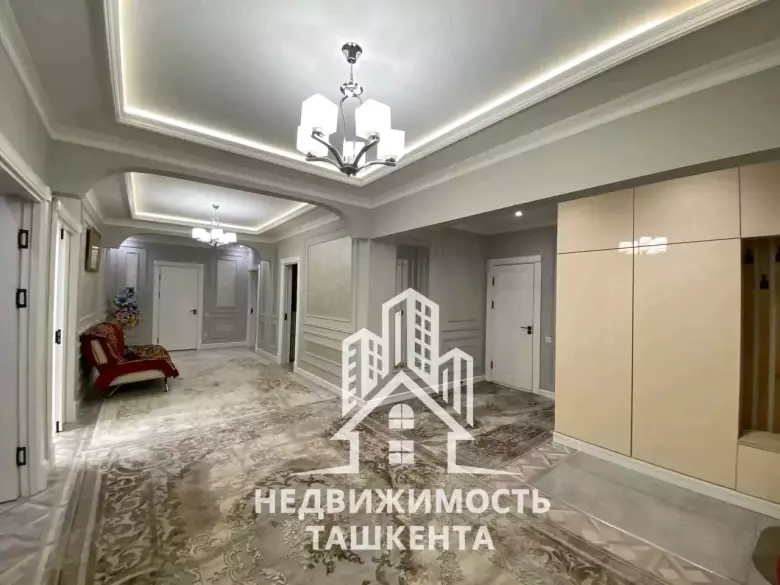 Продаётся 4-комнатная квартира в Медгородке