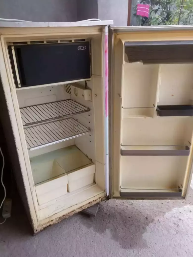 Продаем холодильник Орск, пелесос, гладилка, и стулья Тел- ,