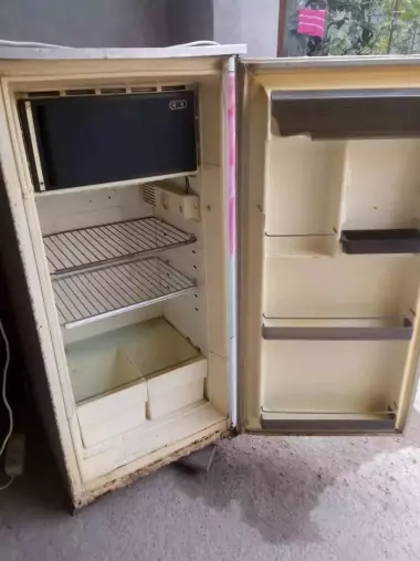 Продаем холодильник Орск, пелесос, гладилка, и стулья Тел- ,