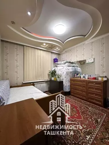 Продаётся 4-комнатная квартира по улице Караташ