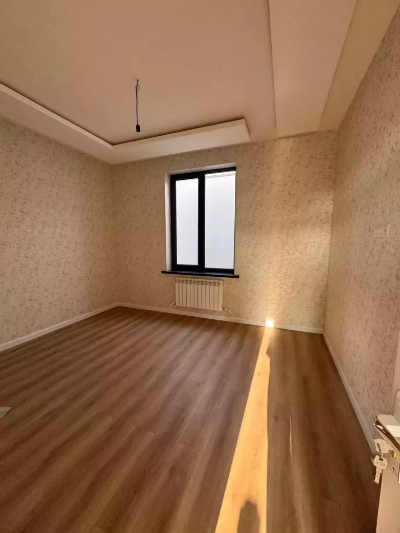Sotiladi: Uy – Sergeli Yuqori Darxon mahalla Maydon: 1.7 sotix 5 ta xona