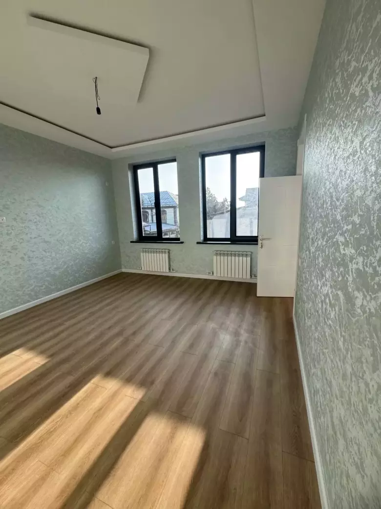 Sotiladi: Uy – Sergeli Yuqori Darxon mahalla Maydon: 1.7 sotix 5 ta xona