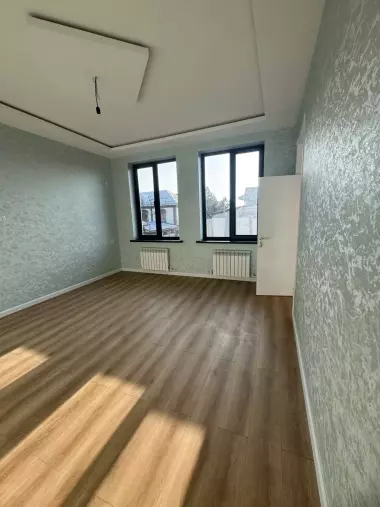 Sotiladi: Uy – Sergeli Yuqori Darxon mahalla Maydon: 1.7 sotix 5 ta xona
