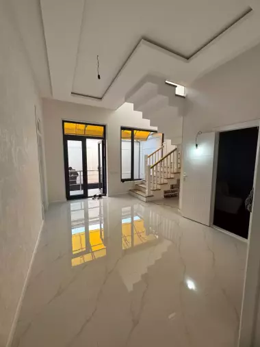 Sotiladi: Uy – Sergeli Yuqori Darxon mahalla Maydon: 1.7 sotix 5 ta xona