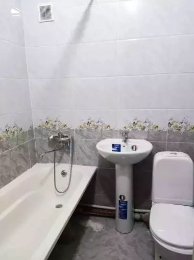Своя 1/2/4, кирпич, 2х6, возле метро.